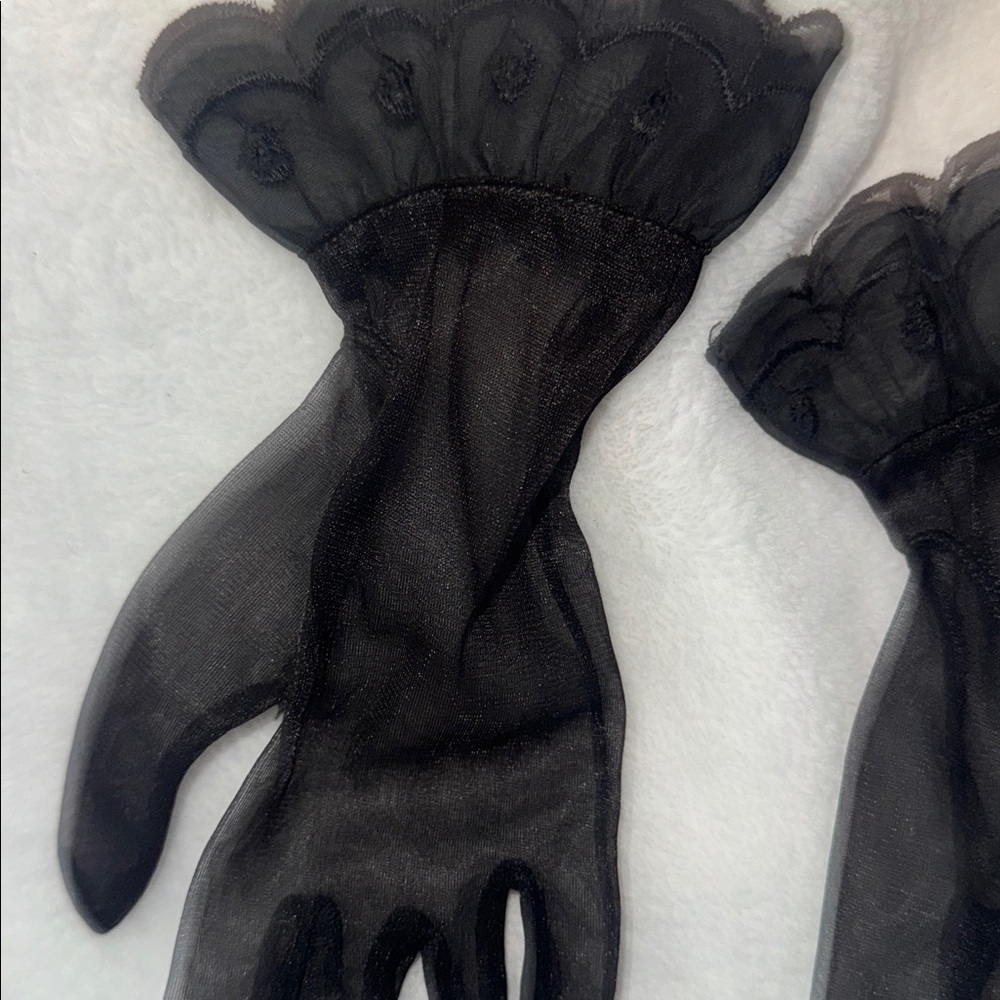 Vintage Elegant Black Tulle Ruffle Wrist Gloves - Picture 4 of 6